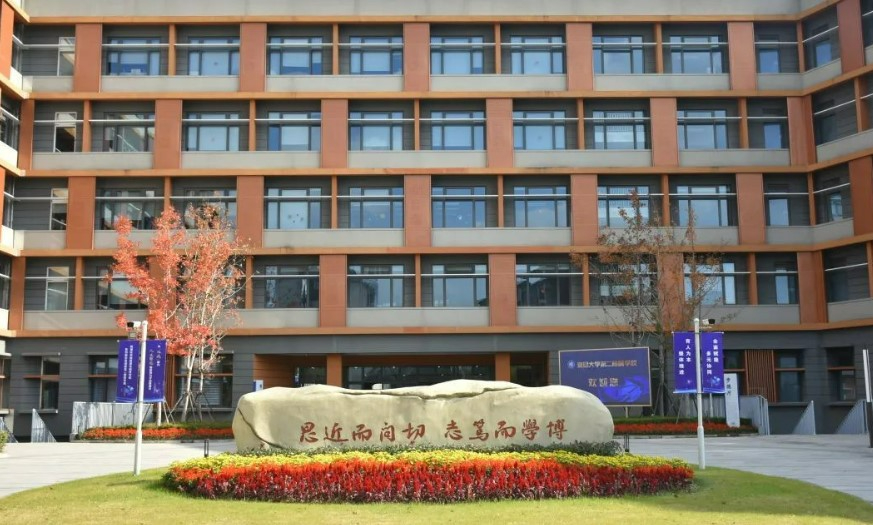 上海杨浦区哪些初级中学的学位较难申请？